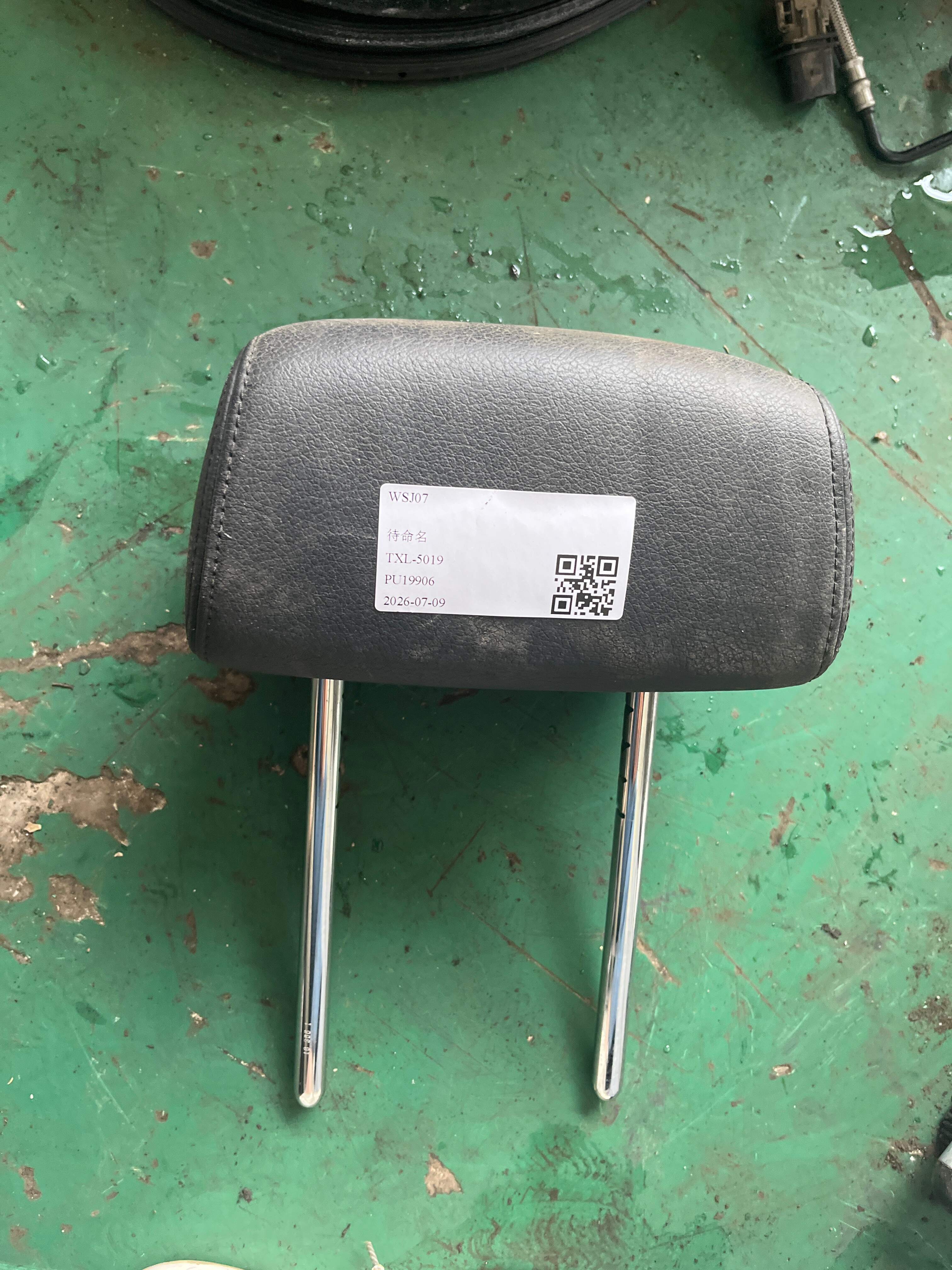 52202992414 后座椅头枕(中)