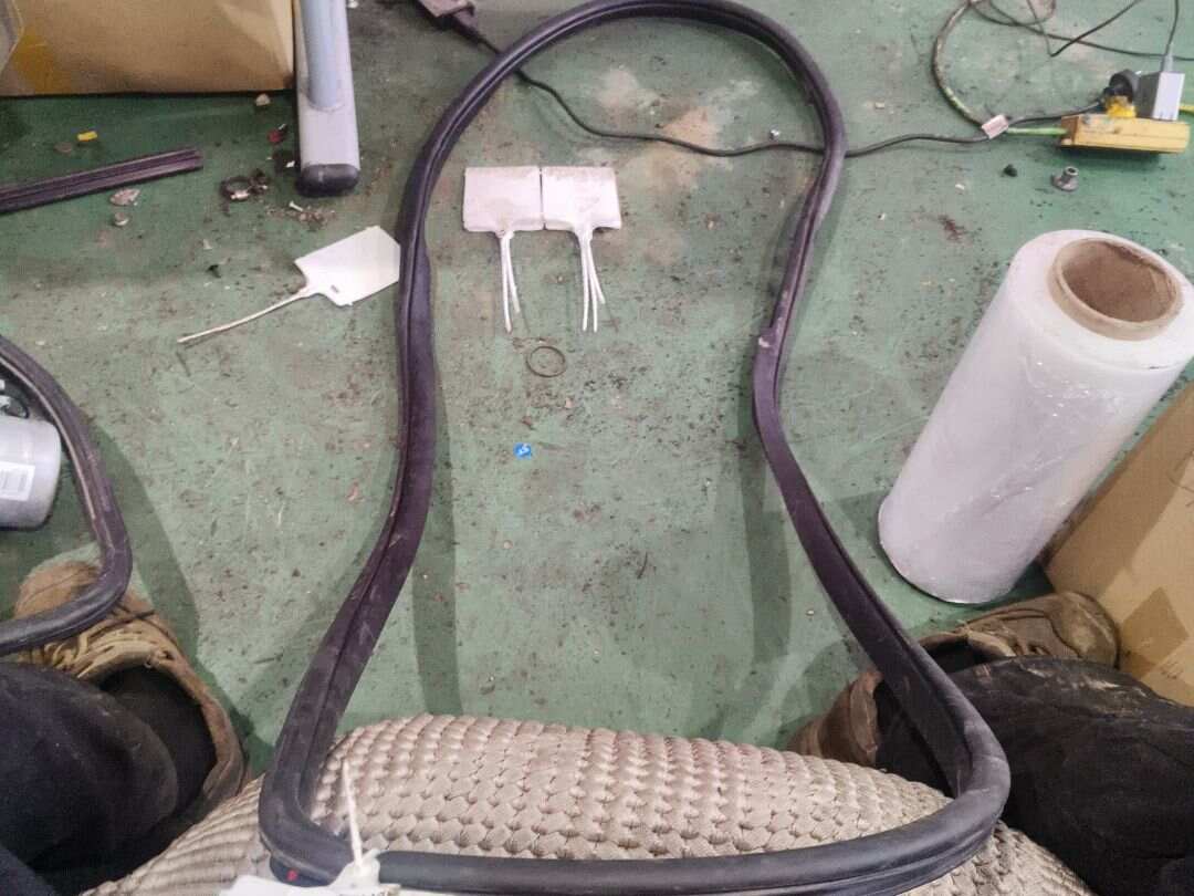 831104V000 后门车身密封胶条(左)