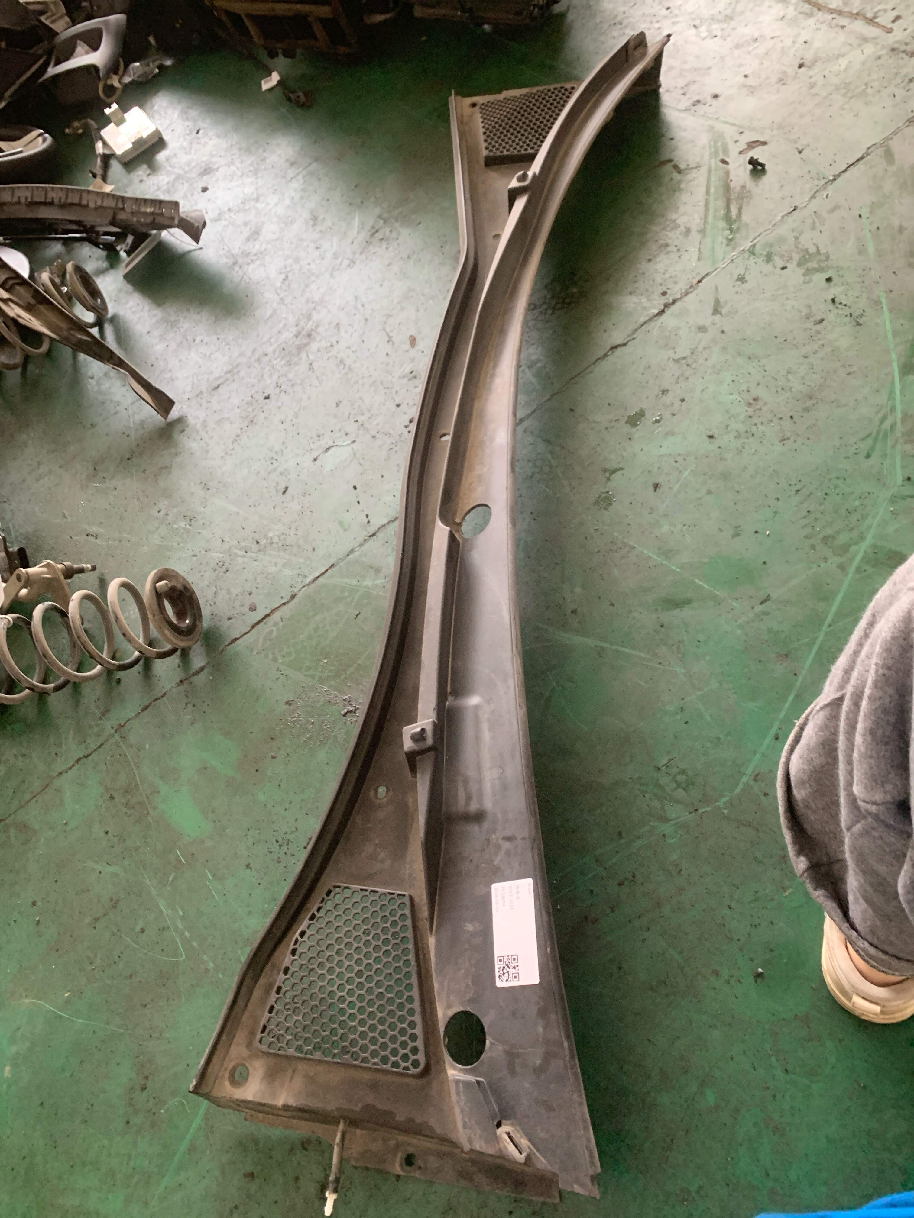 10824796 Front Windshield Cowl Grille