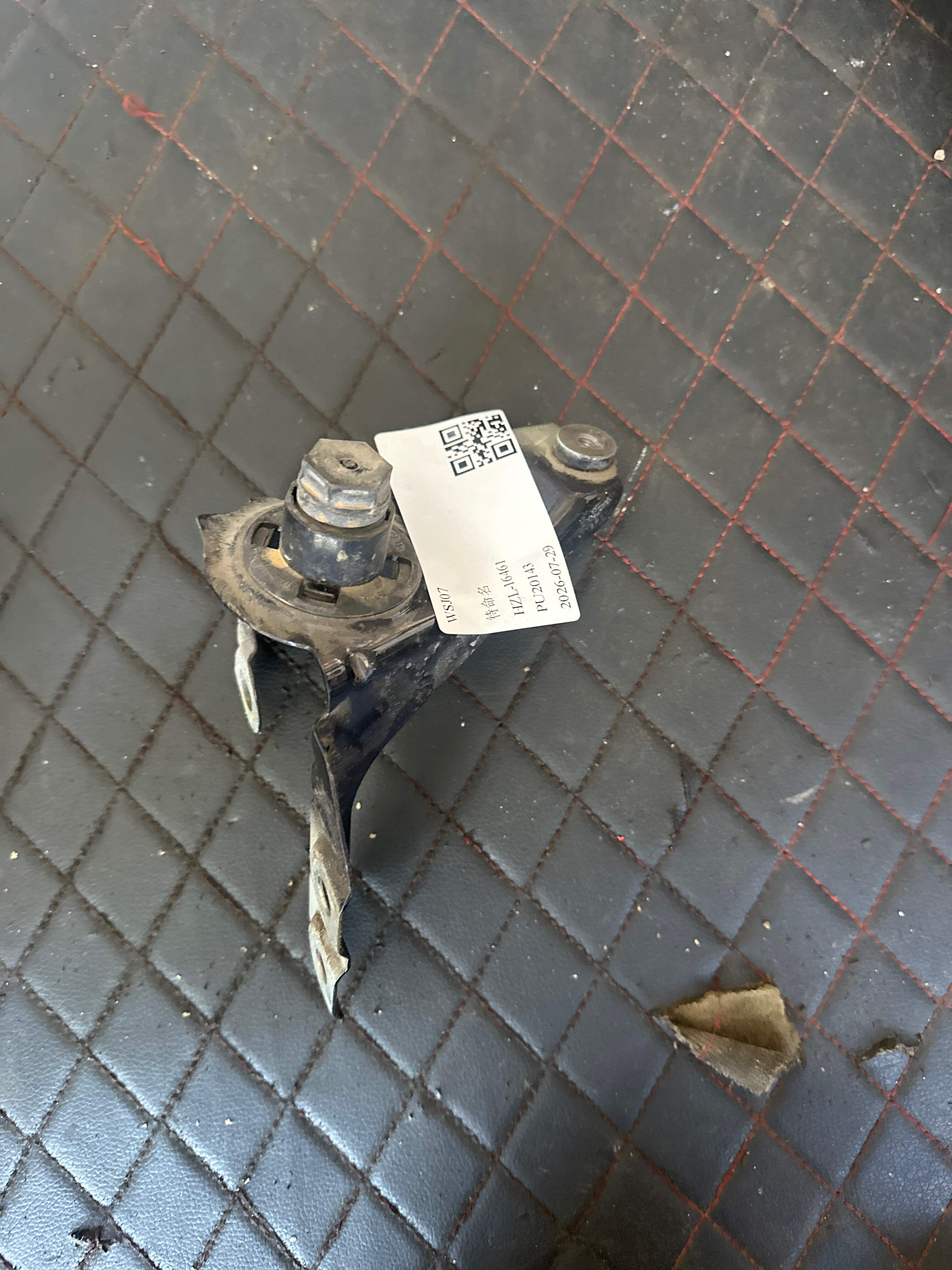 41357475795 前叶子板固定架（左前上）