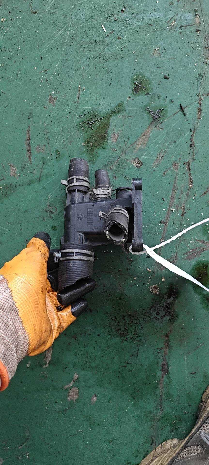 LR038758 Outlet Connector Pipe