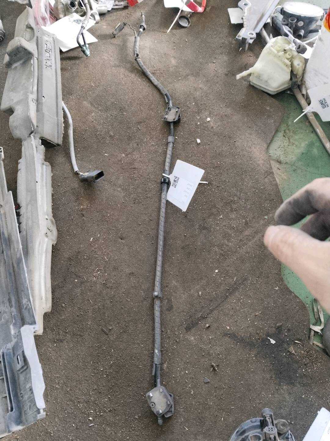 61667367464 Front Windshield Washer Nozzle