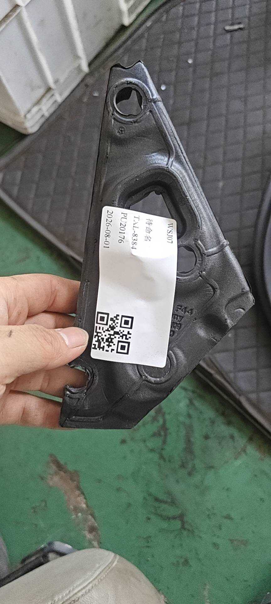 51137483188 前门窗框外饰板(右后)