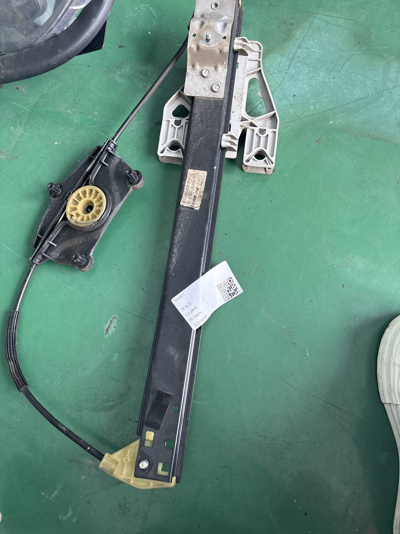 L8K0839461A 后门玻璃升降支架（左）