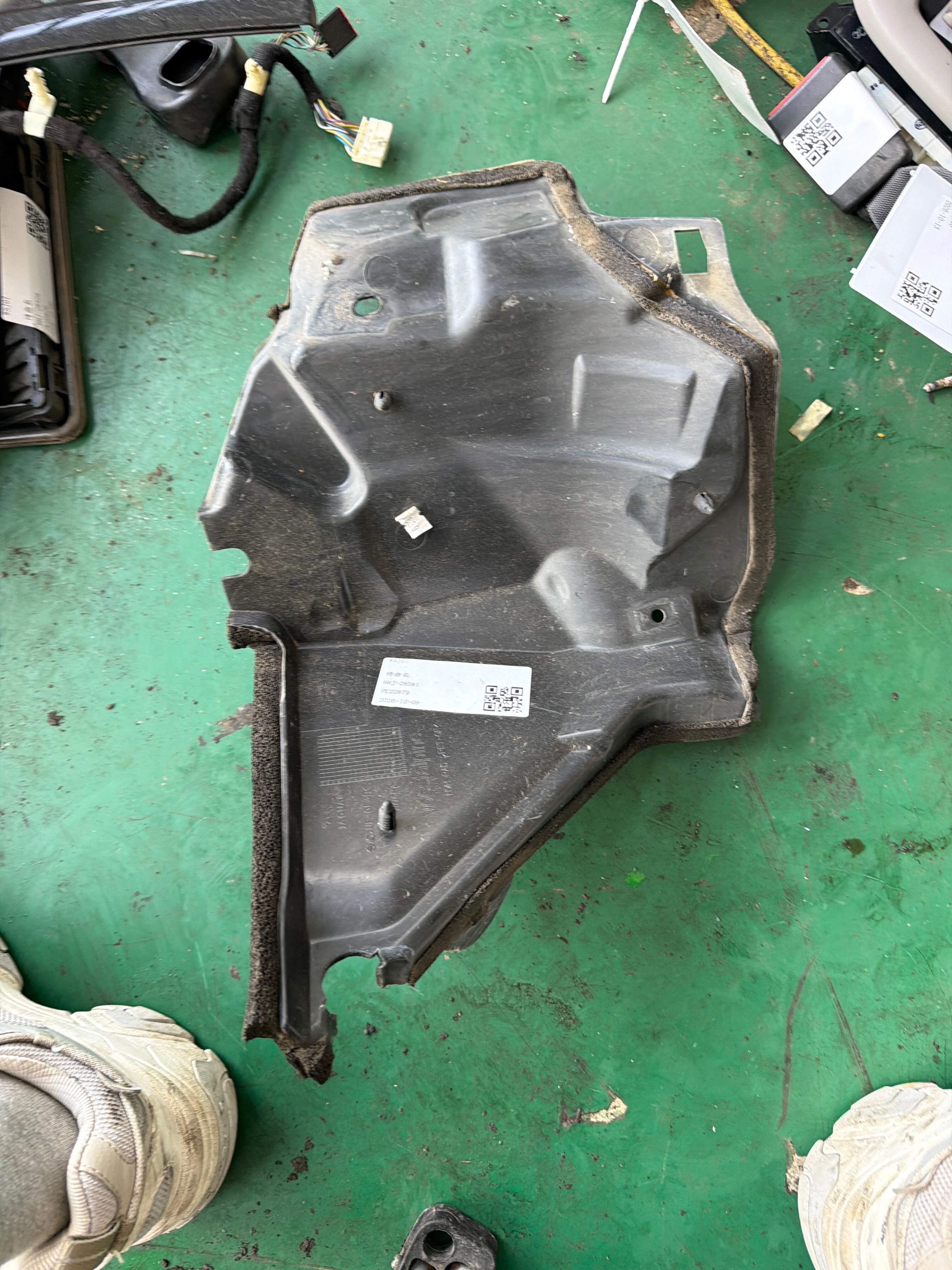 C2Z5462 Insulator, Left