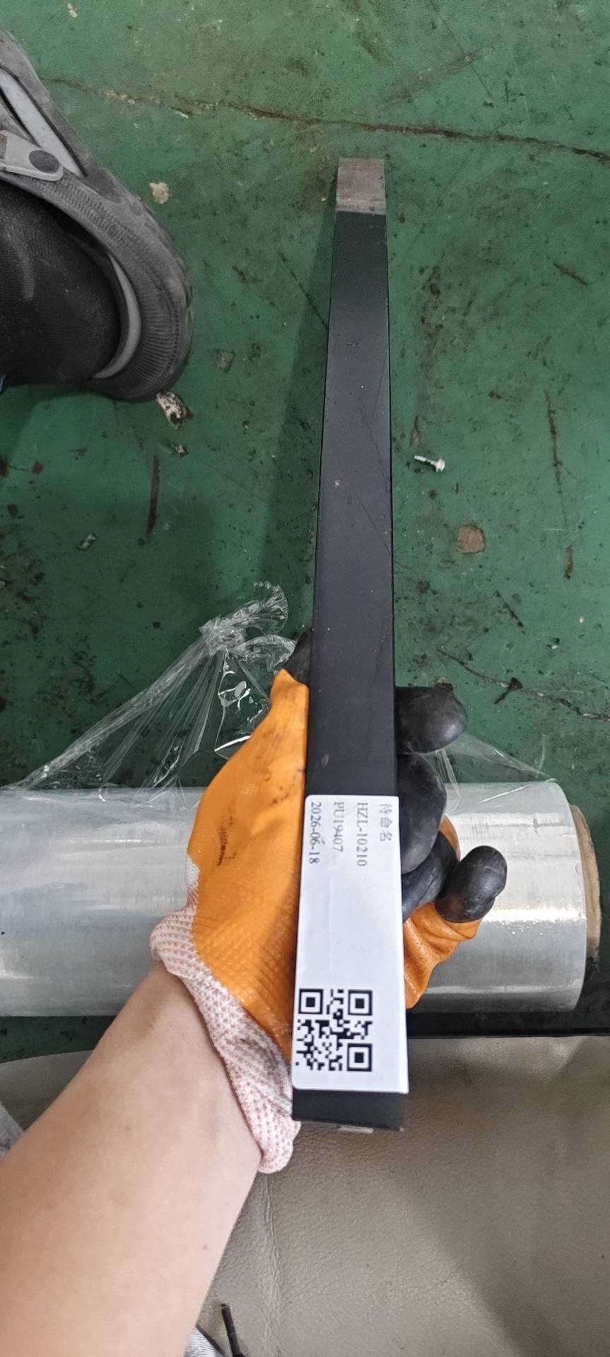51357136960 右后车窗玻璃外饰条