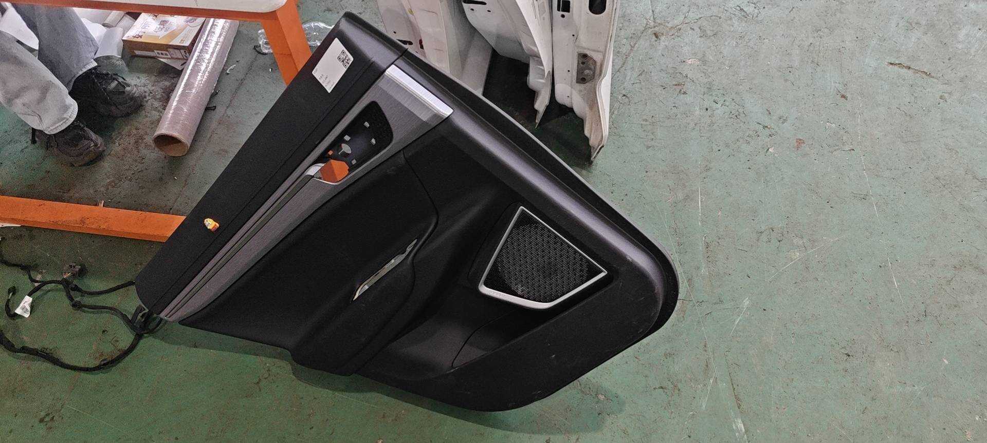 106805125853742 左后车门内饰板总成