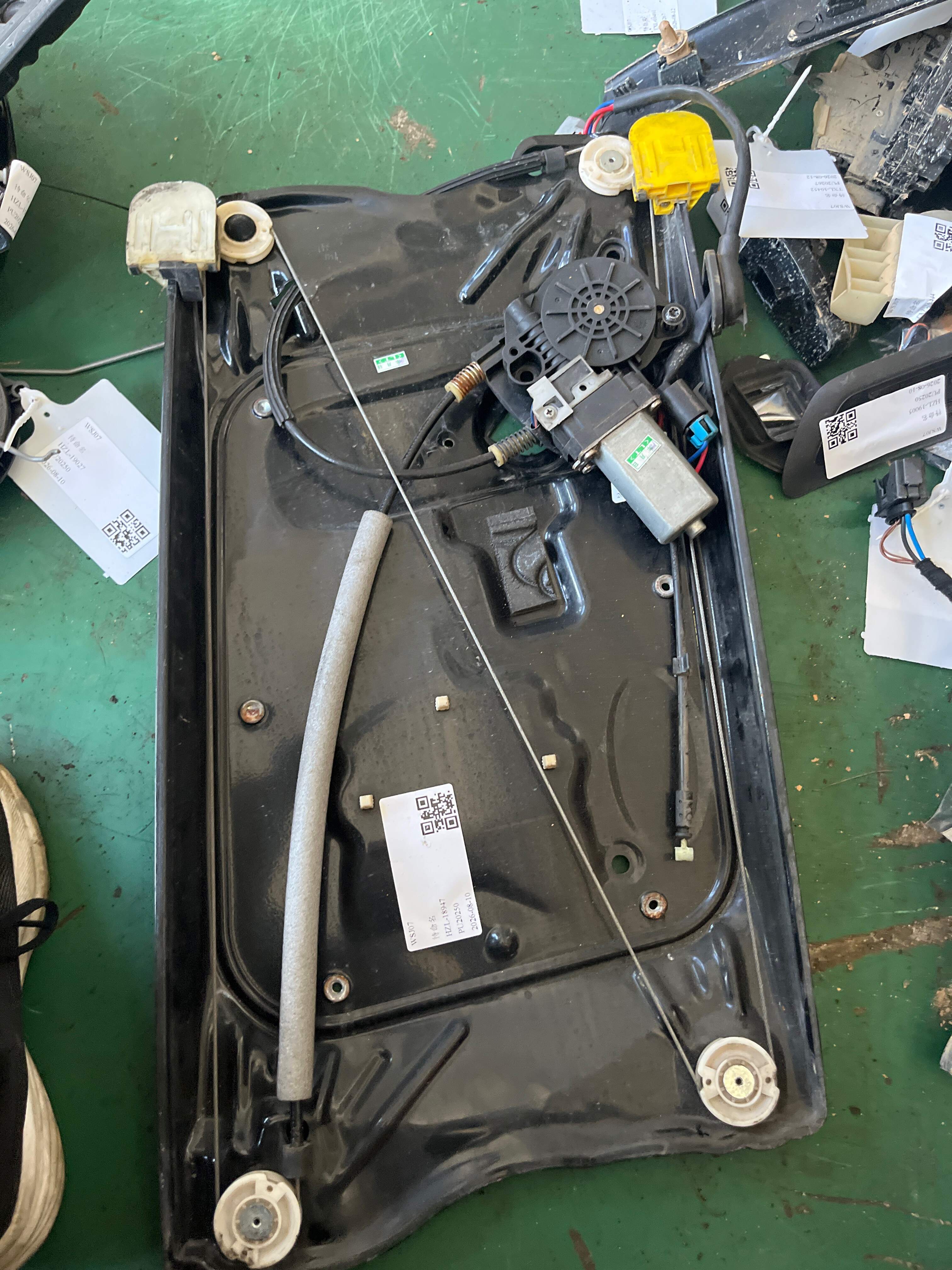 LR019659 Front Door Window Regulator Assembly, Left