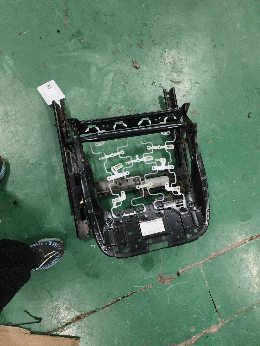 8E0881158 副驾驶员座椅底座骨架