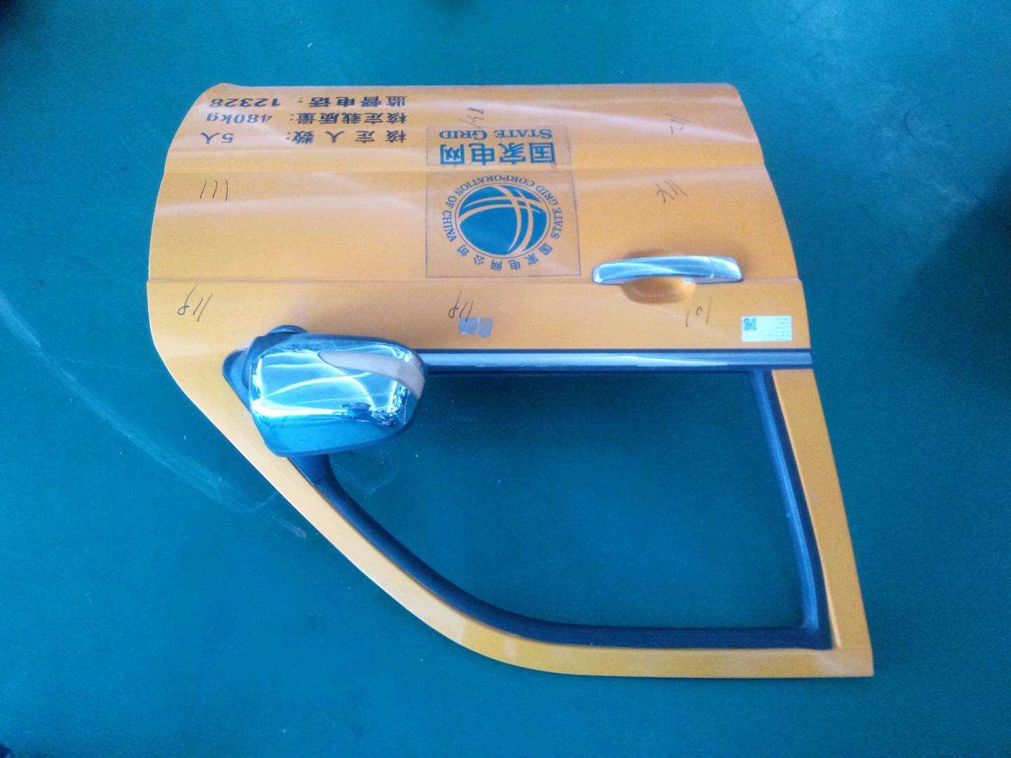 61010200002 Front Door Shell, Right