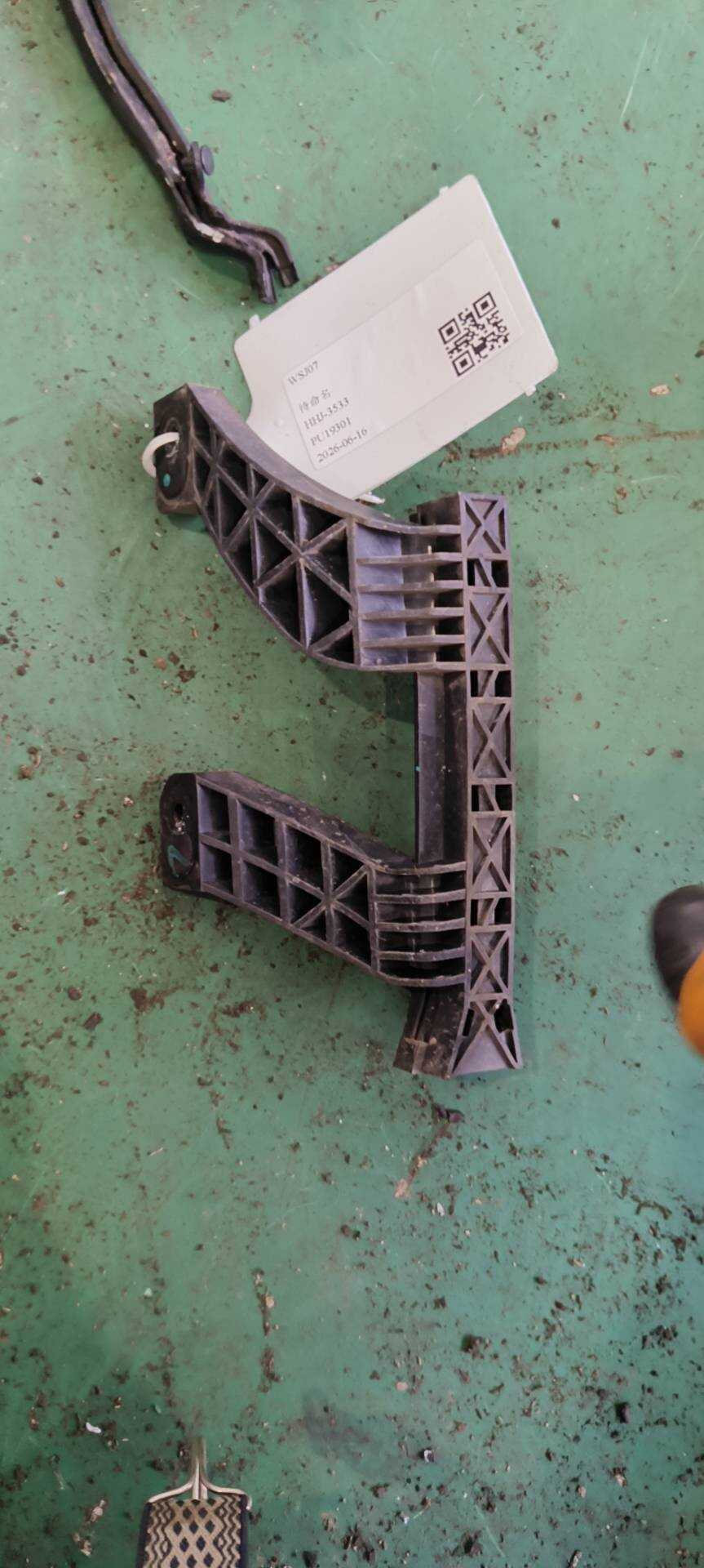 9802146780 Rear Door Window Guide Rail, Right