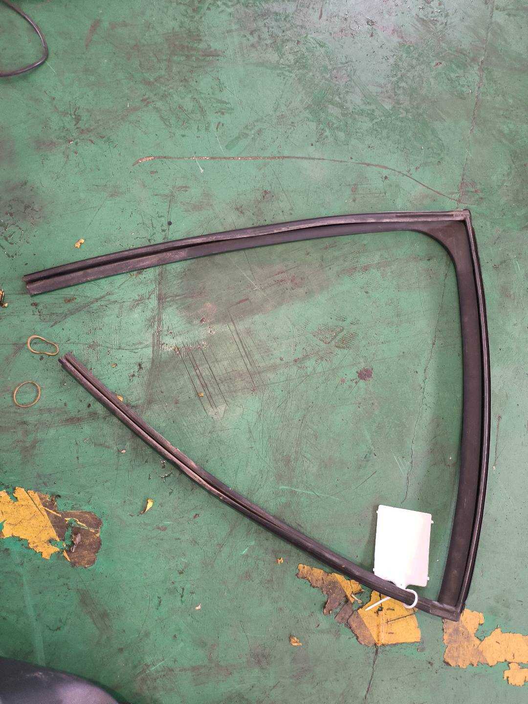 823312V70A 后门玻璃绒槽(左)