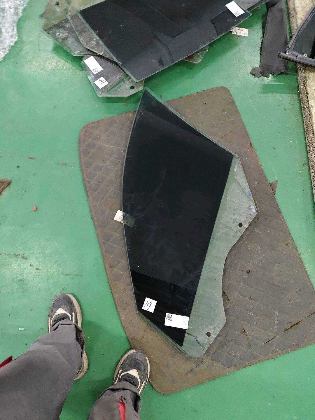 51337182110 Front Door Glass, Right