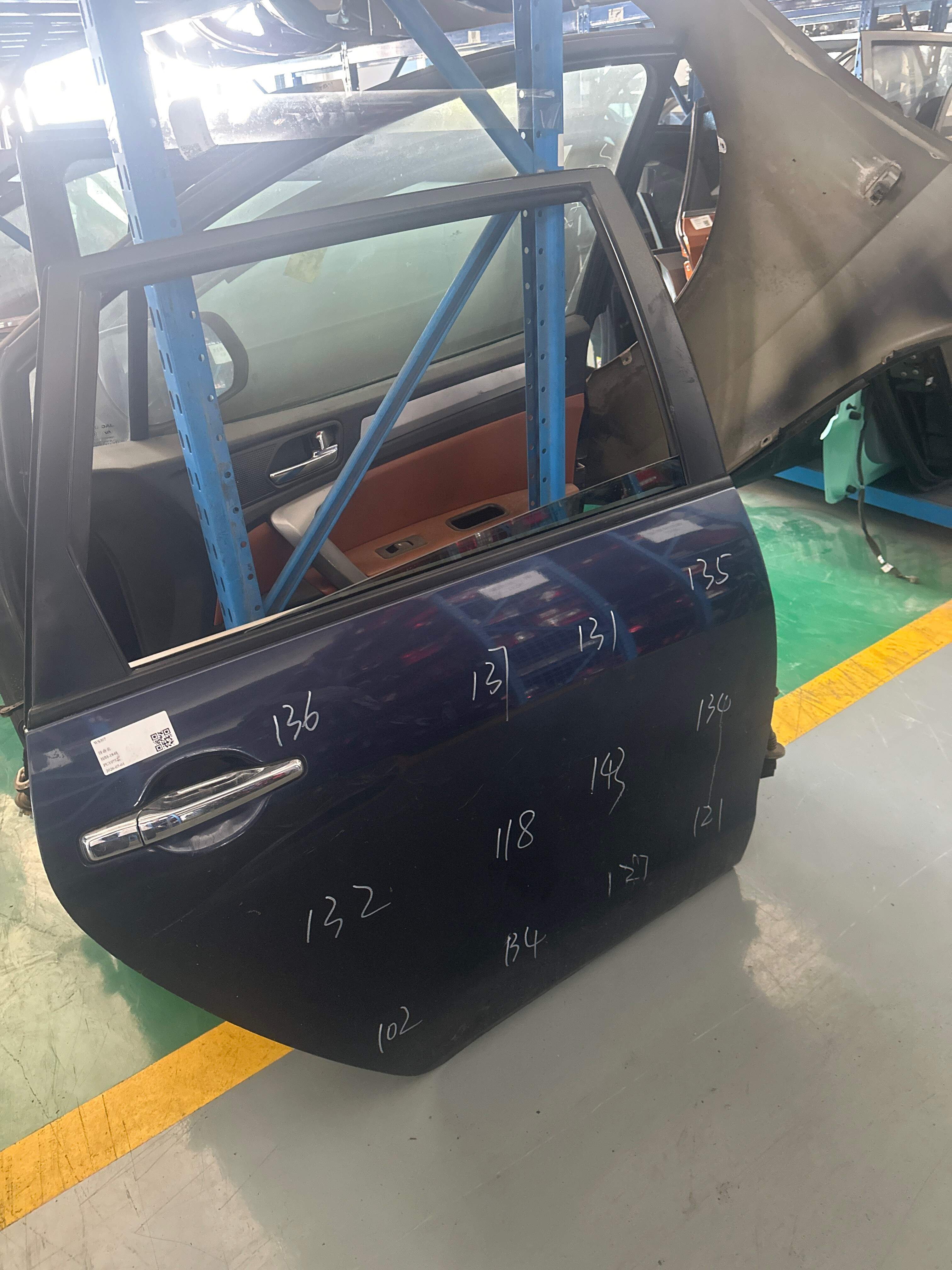 MN150856 后门壳(右)