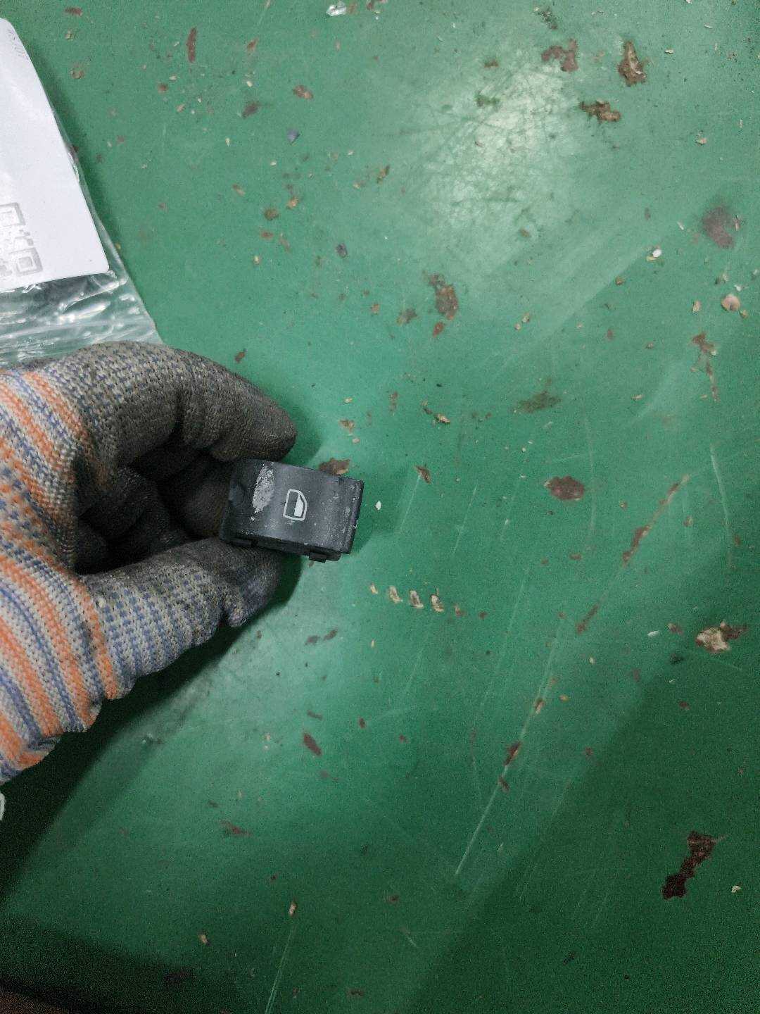 L8ED9598555PR 前门玻璃升降开关(右)
