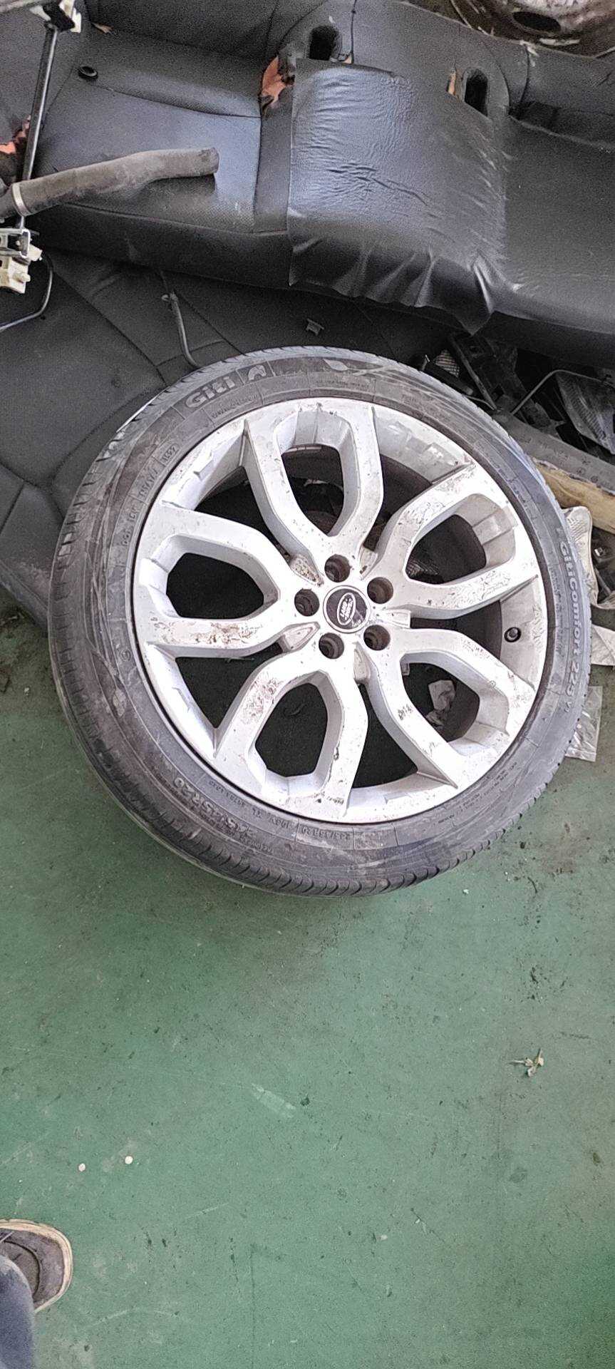 LR068942 轮胎