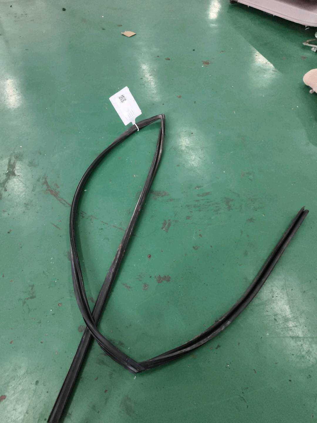 6814133072 前门玻璃绒槽(右)