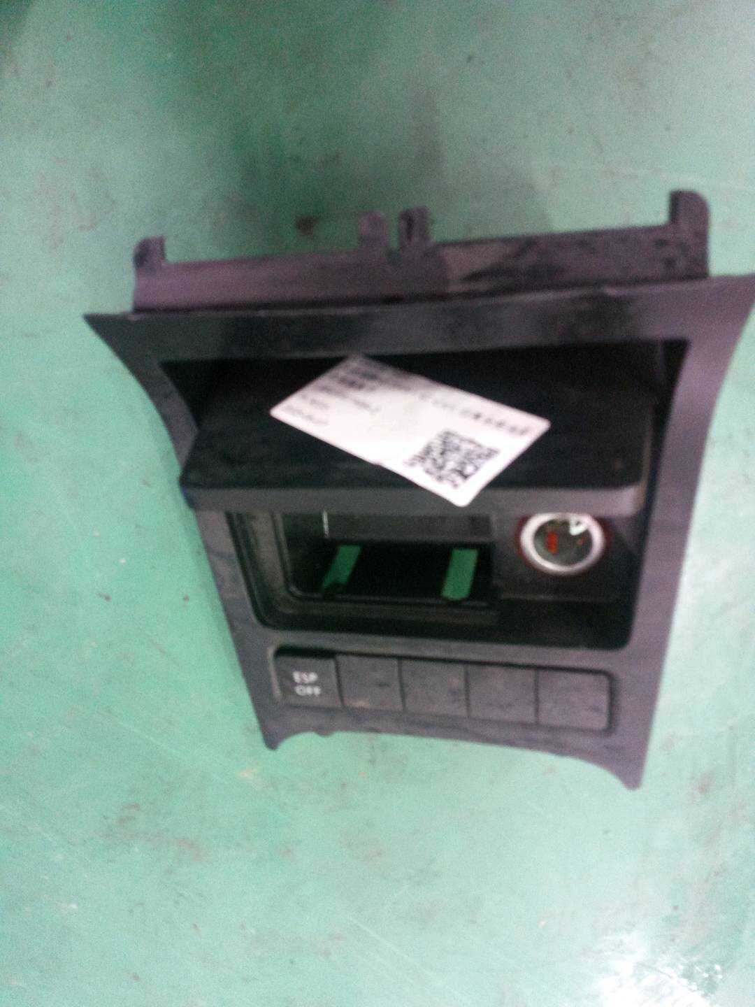 1J09193079B9 点烟器盒子