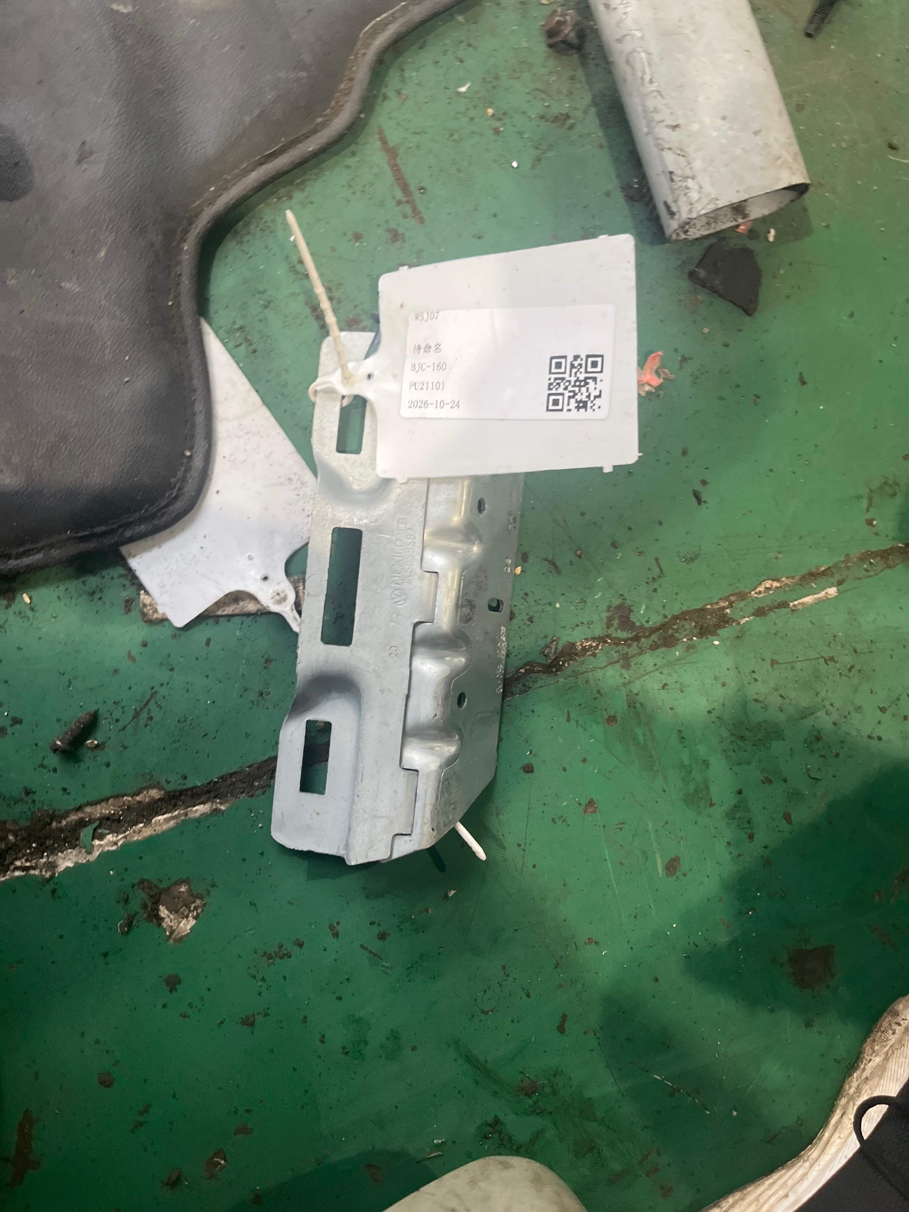 1K5858687 车顶扶手支架(右前)