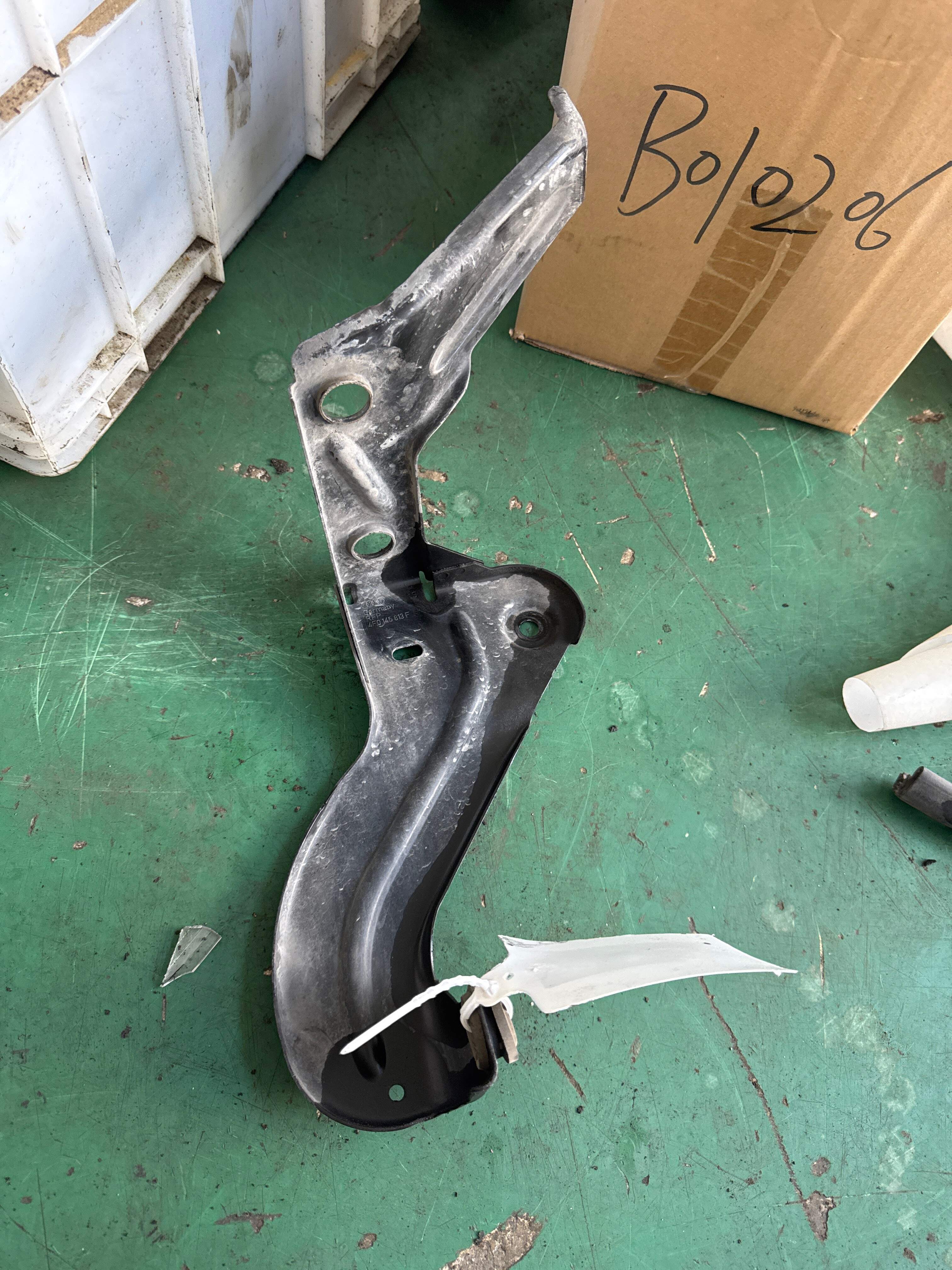 4F0145813F 增压中冷器支架(左)
