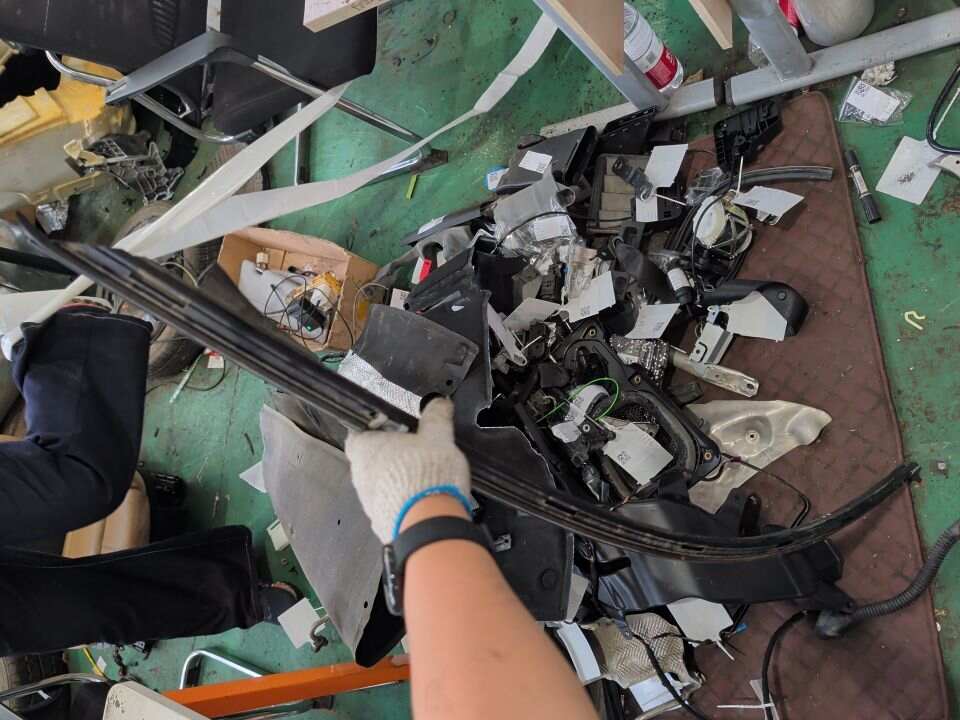 51767267915 前门玻璃外饰条(左上)
