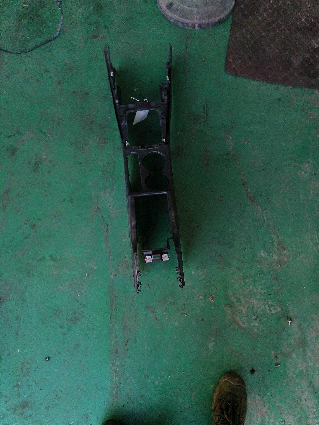 8U1863244B 中央控制台壳体