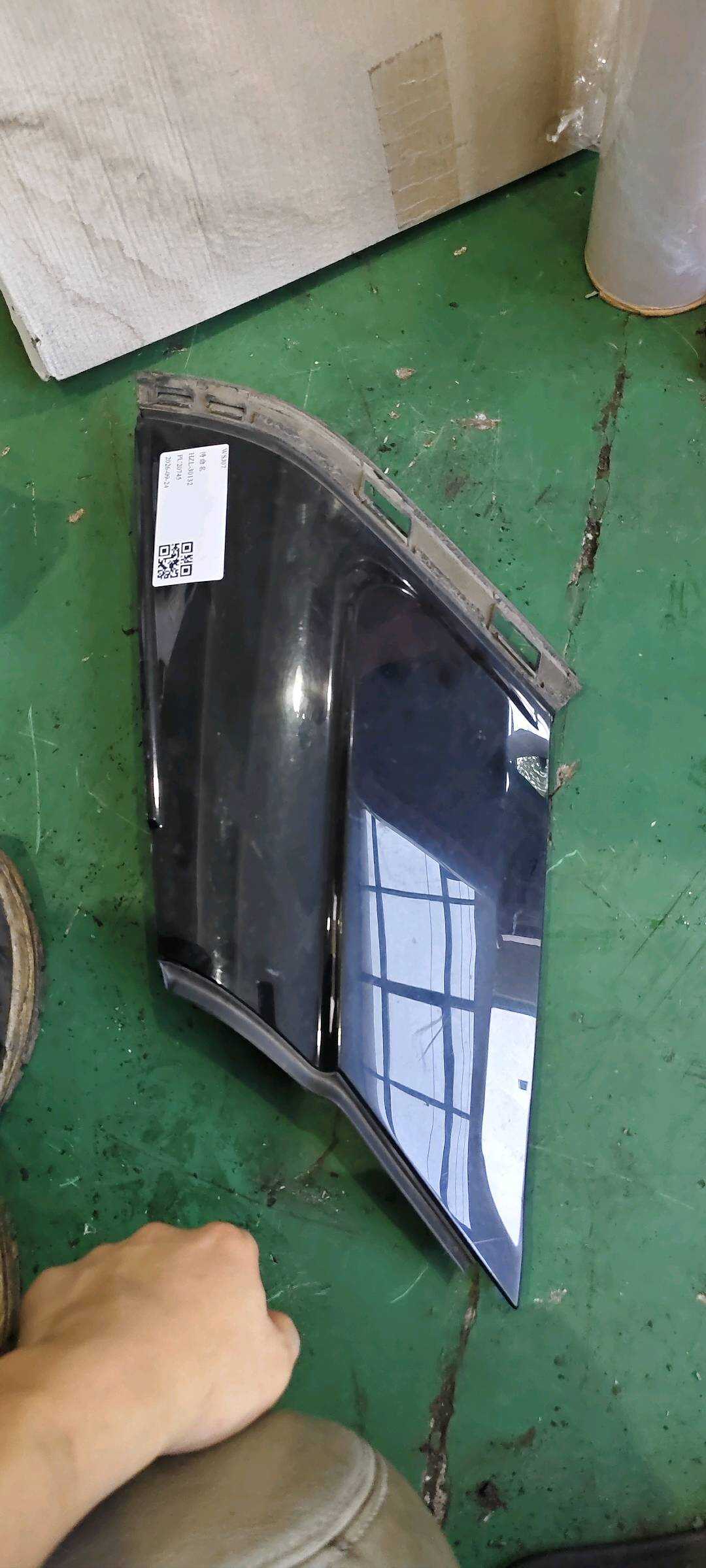 LR046100 Tailgate Outer Trim Panel (Left Upper)