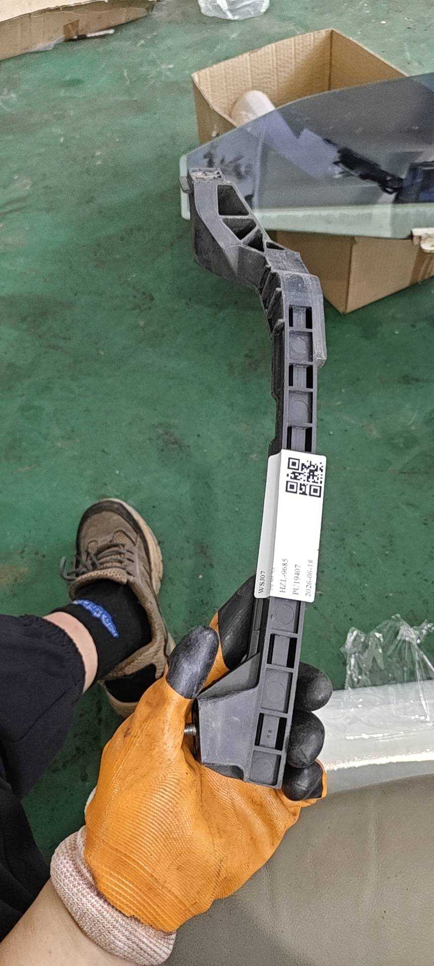 835351X000 后门玻璃导轨（左）