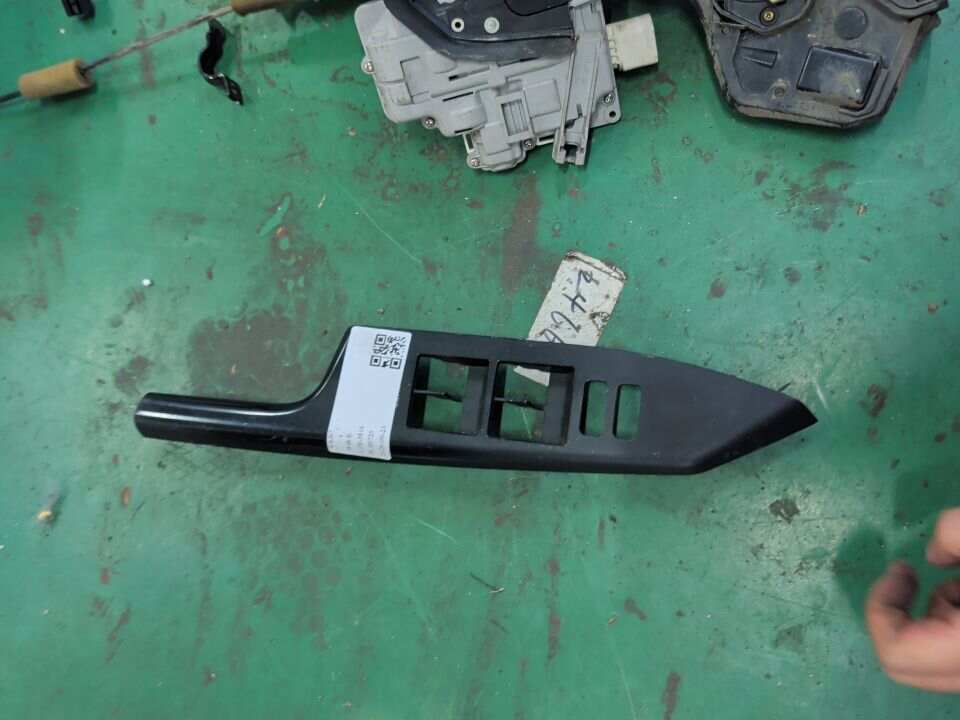 7423276010 前门玻璃升降开关装饰板(左)