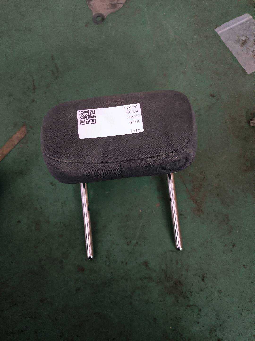 31G885902 后座椅头枕（中）