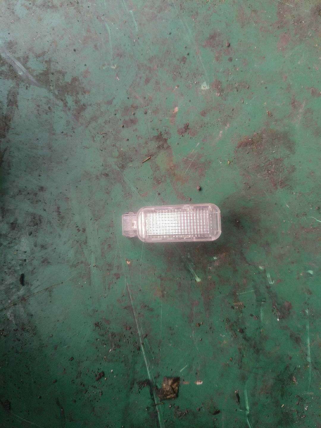 8KD947415C 仪表台杂物箱灯