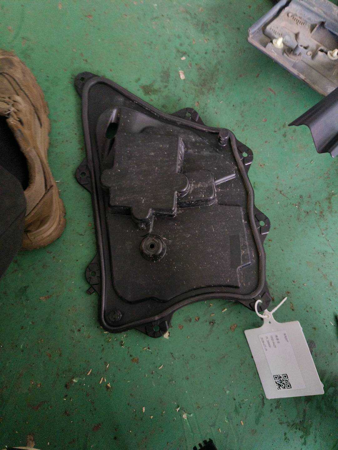 T2H1996 Rear Door Middle Inner Partition, Left