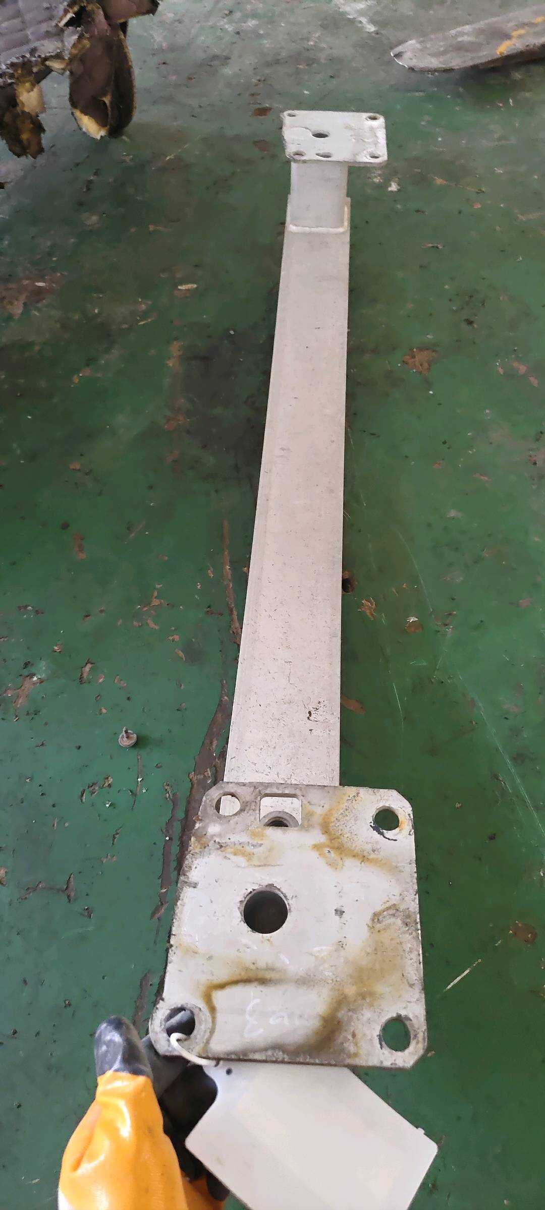 YL00589380 后保险杠骨架