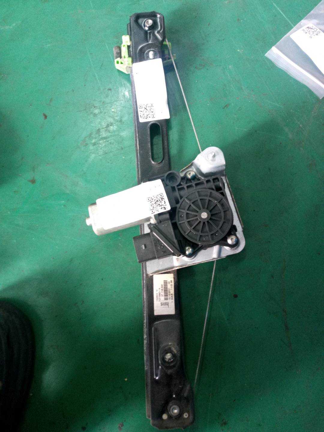 51357140589 后门玻璃升降支架电机(左)
