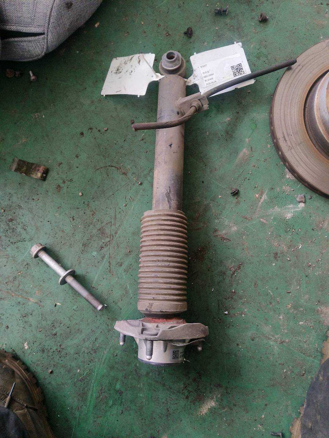 33526867873 后减震器芯（左）