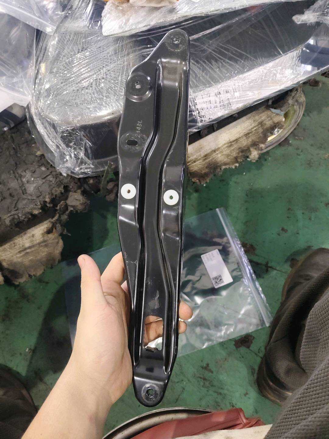 B000750 左后门护板支架