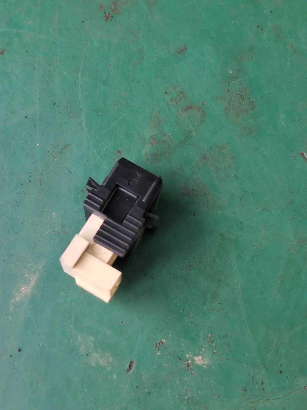 35006876896 制动灯开关