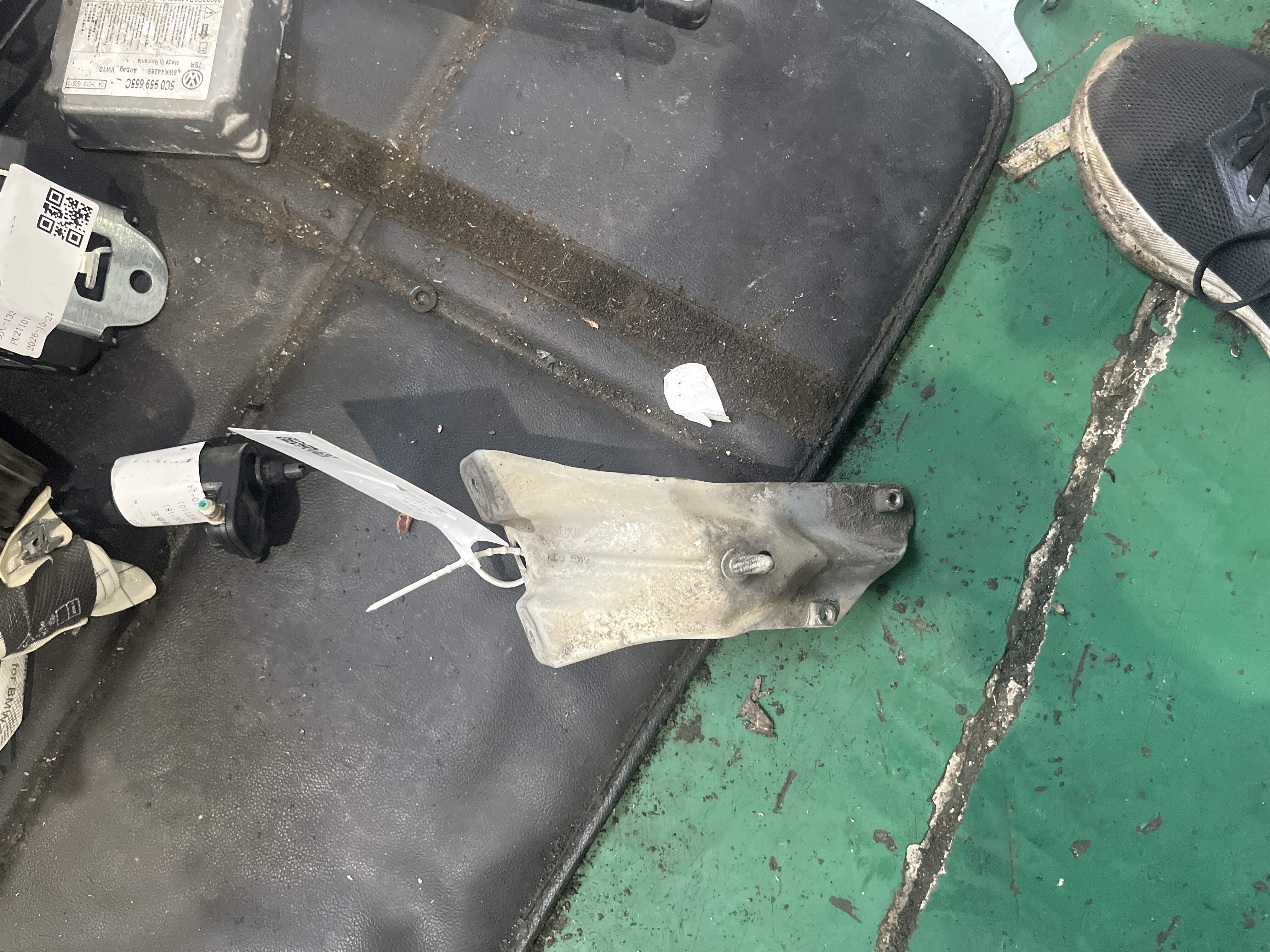 5K6821135 Front Fender Mounting Bracket, Left
