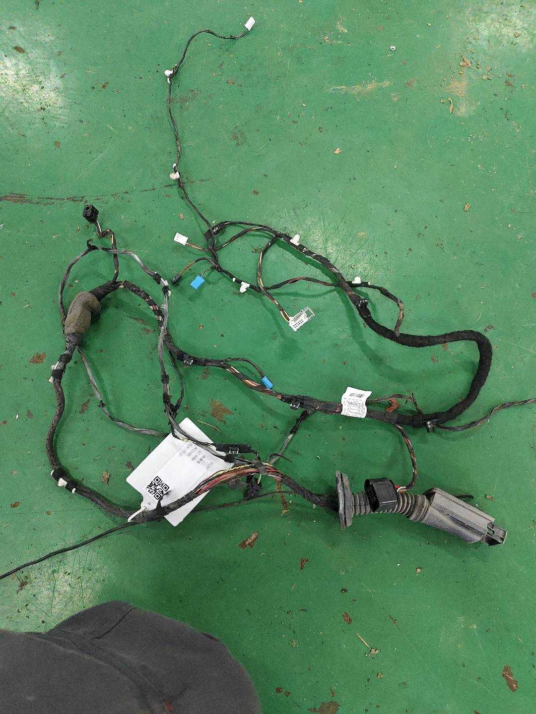 61128707310 Front Door Wiring Harness, Left