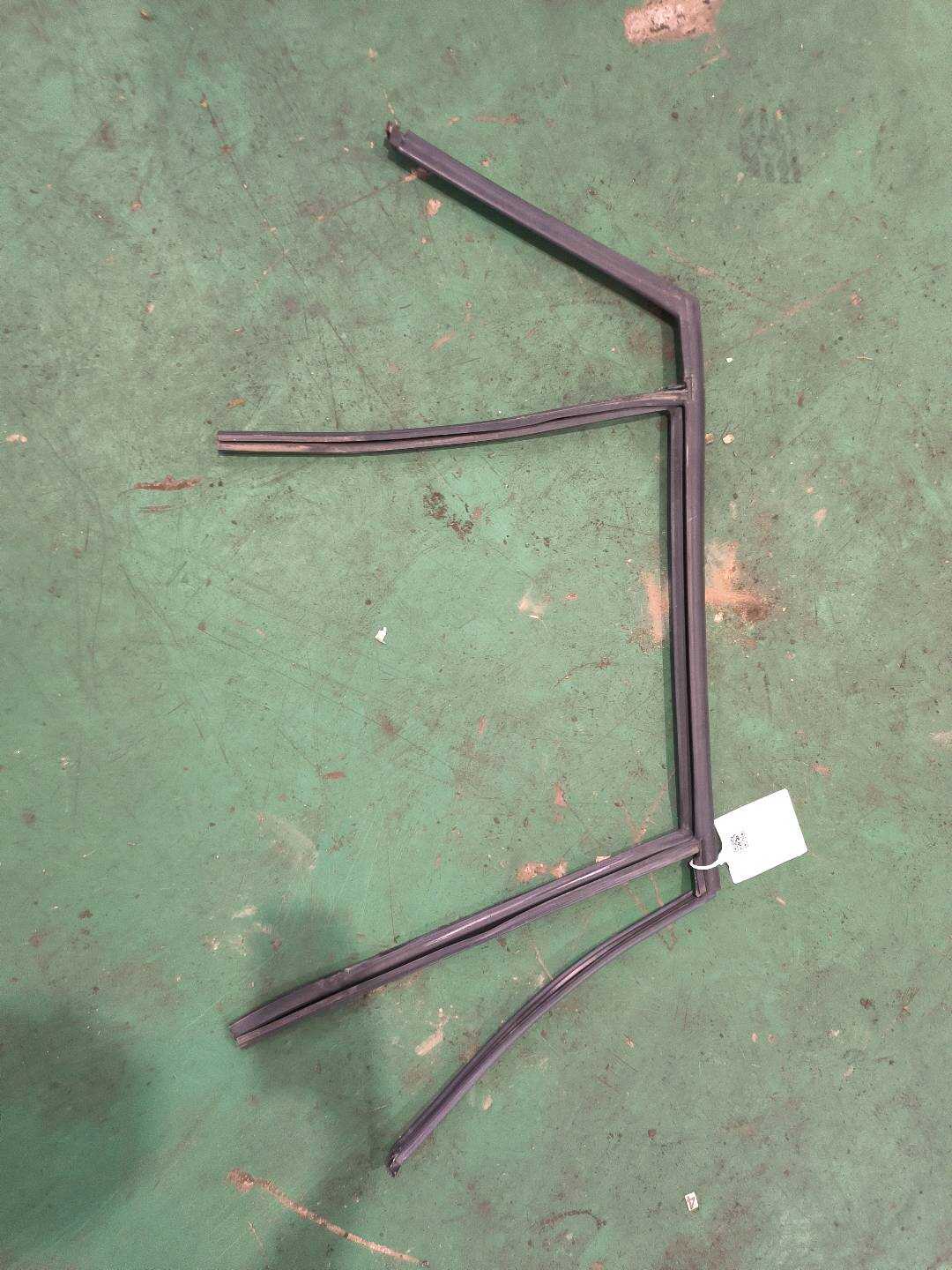 51352990320 右后车门玻璃导轨