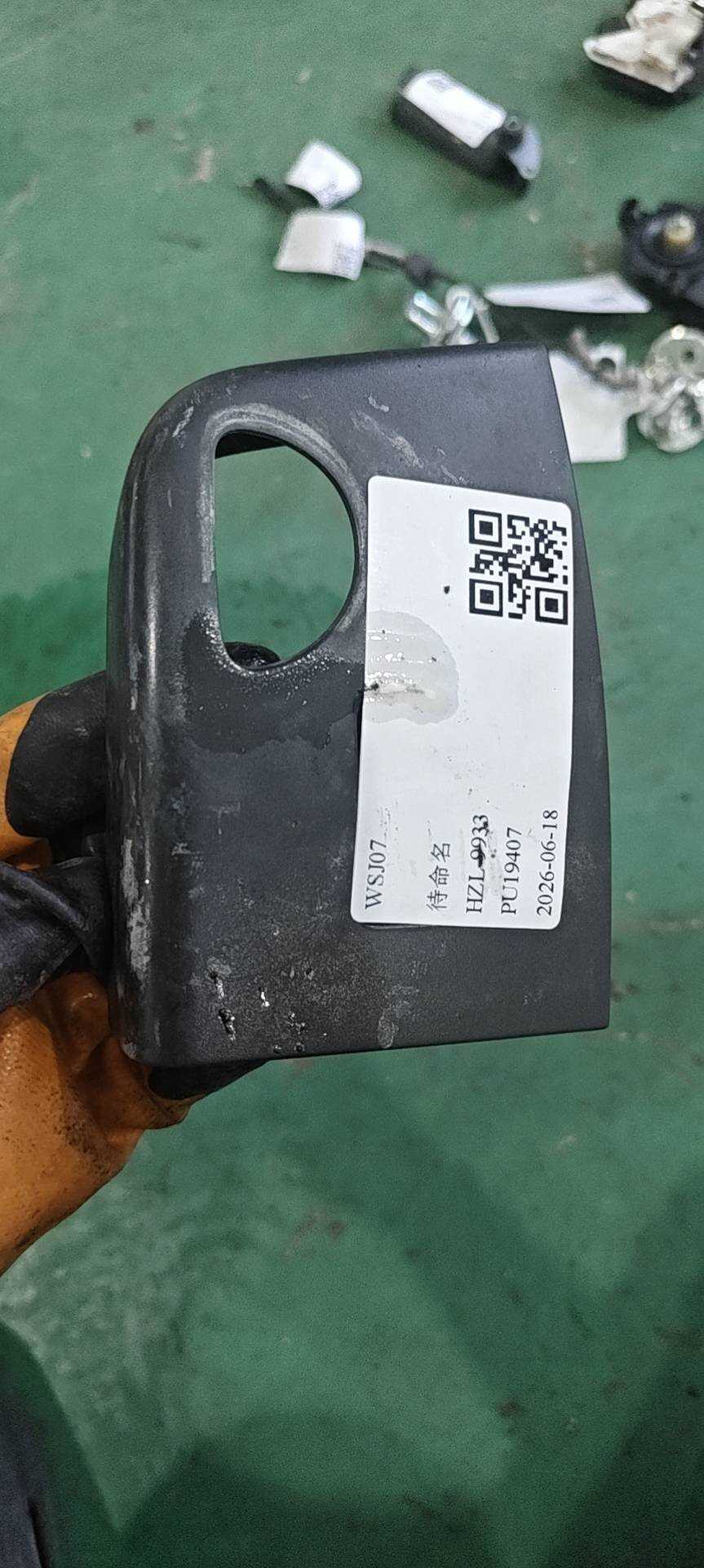 18D868538C 后门玻璃升降开关装饰板(右)