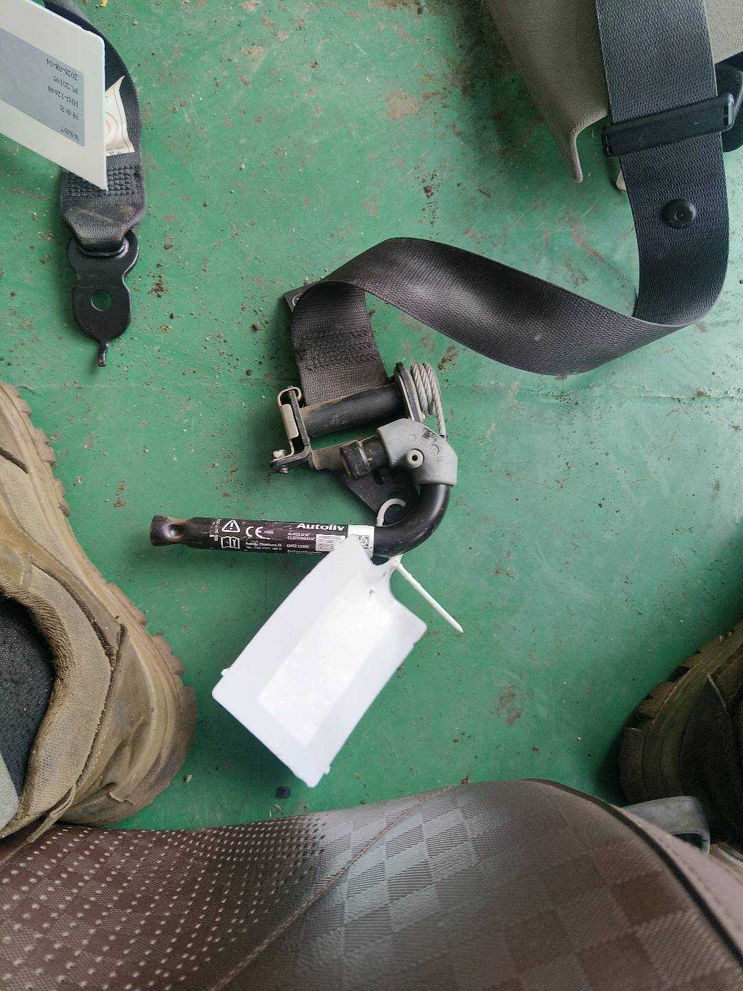 72117211593 前座椅安全带张紧器(左)