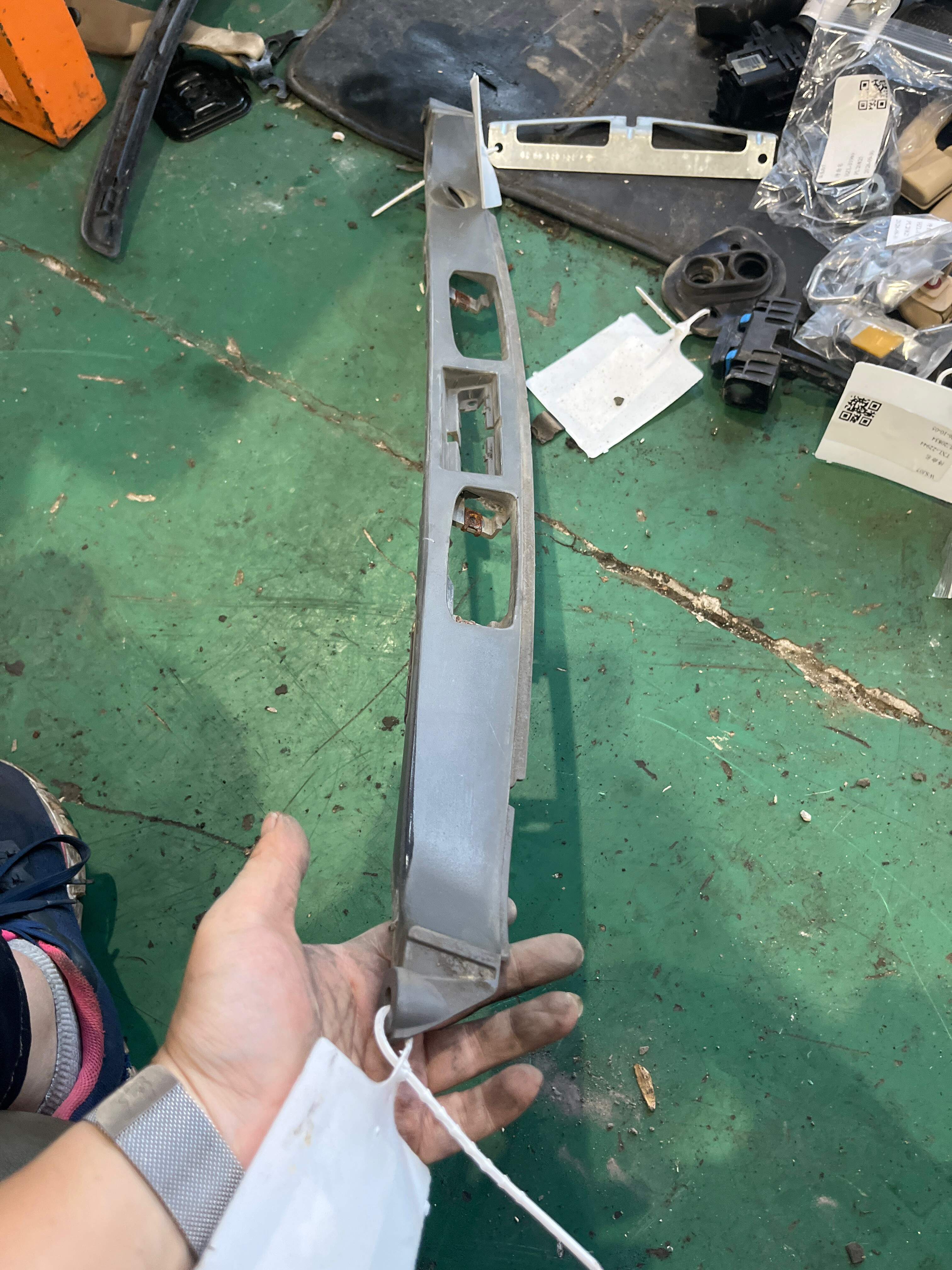 925203S010 后牌照灯支架