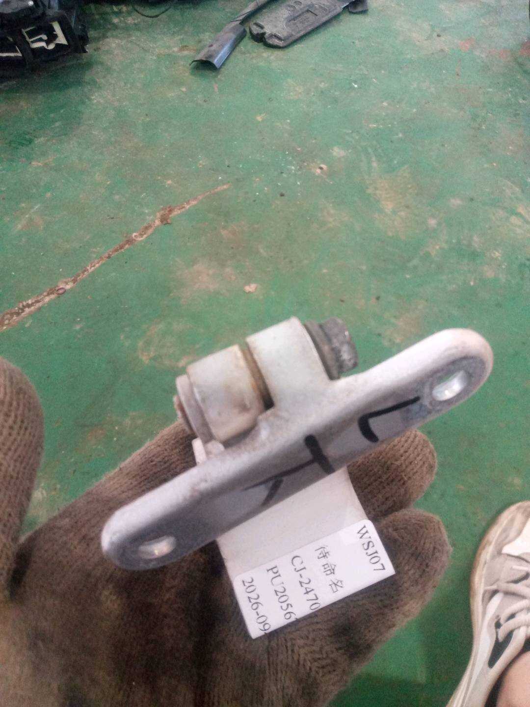 41517259593 前门铰链（左下）
