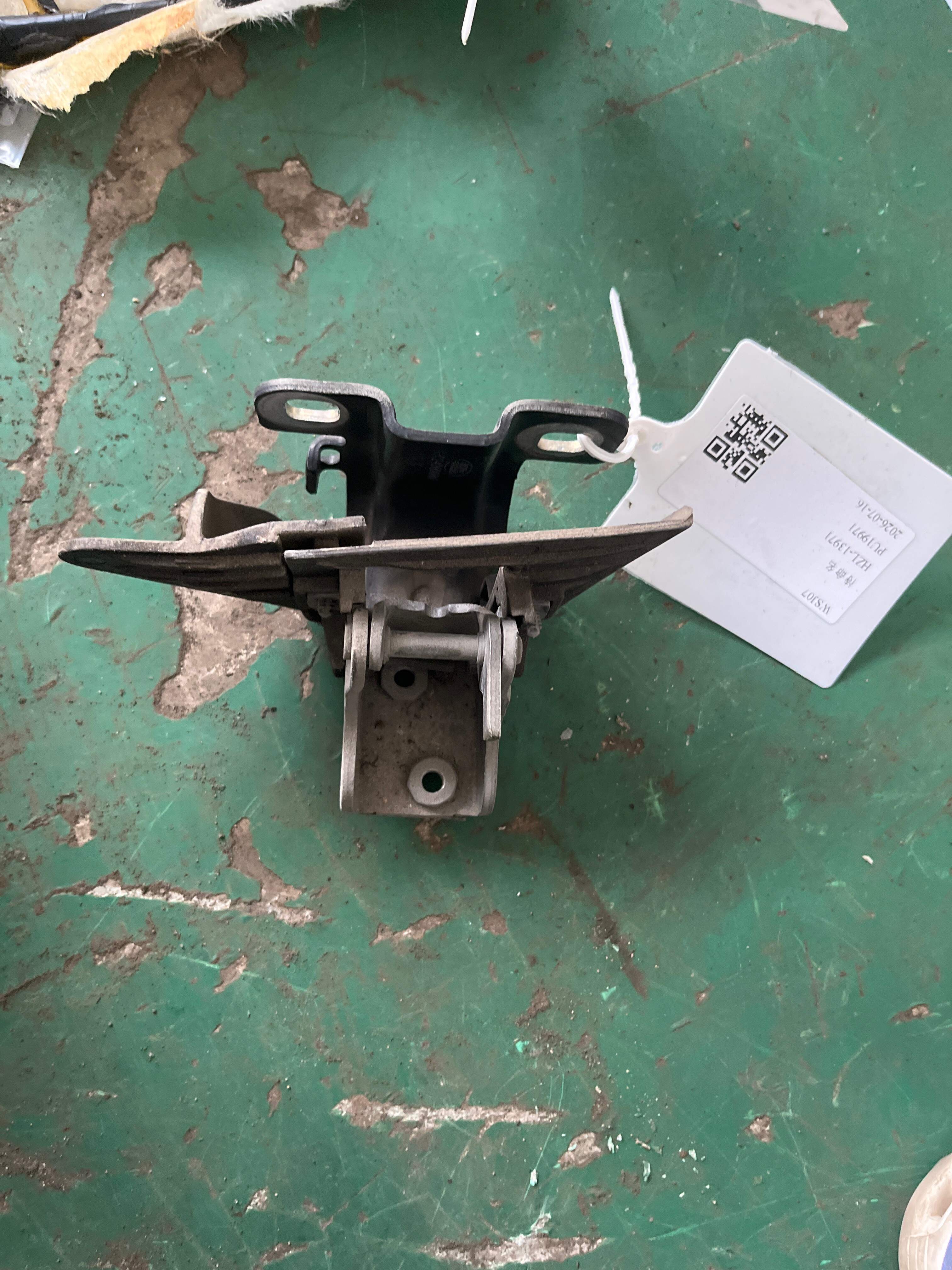 LR007118 Trunk Lid Hinge