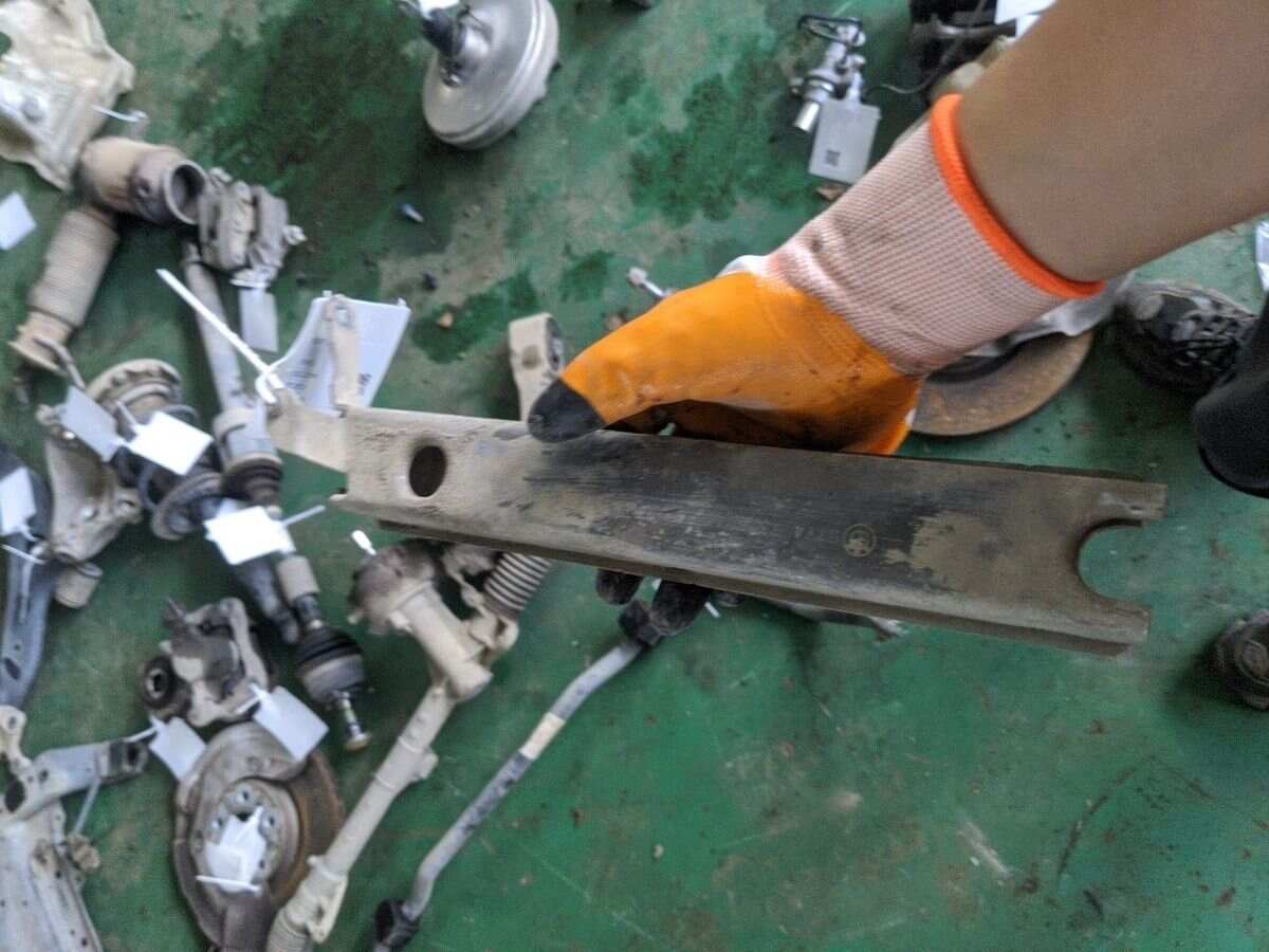 51747325044 辅助水箱支架(左下)