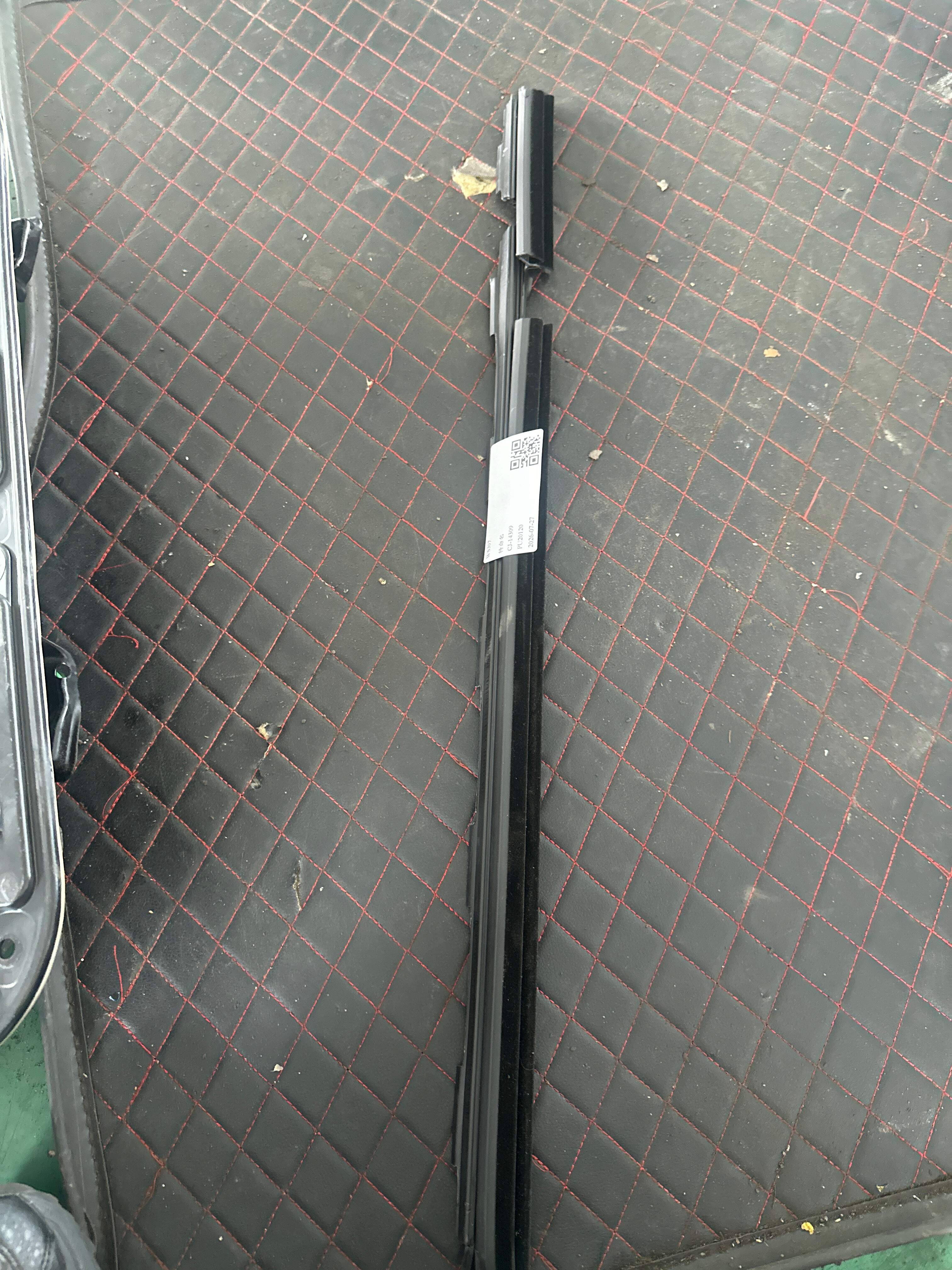 A2537350201 后门玻璃压条(右内)