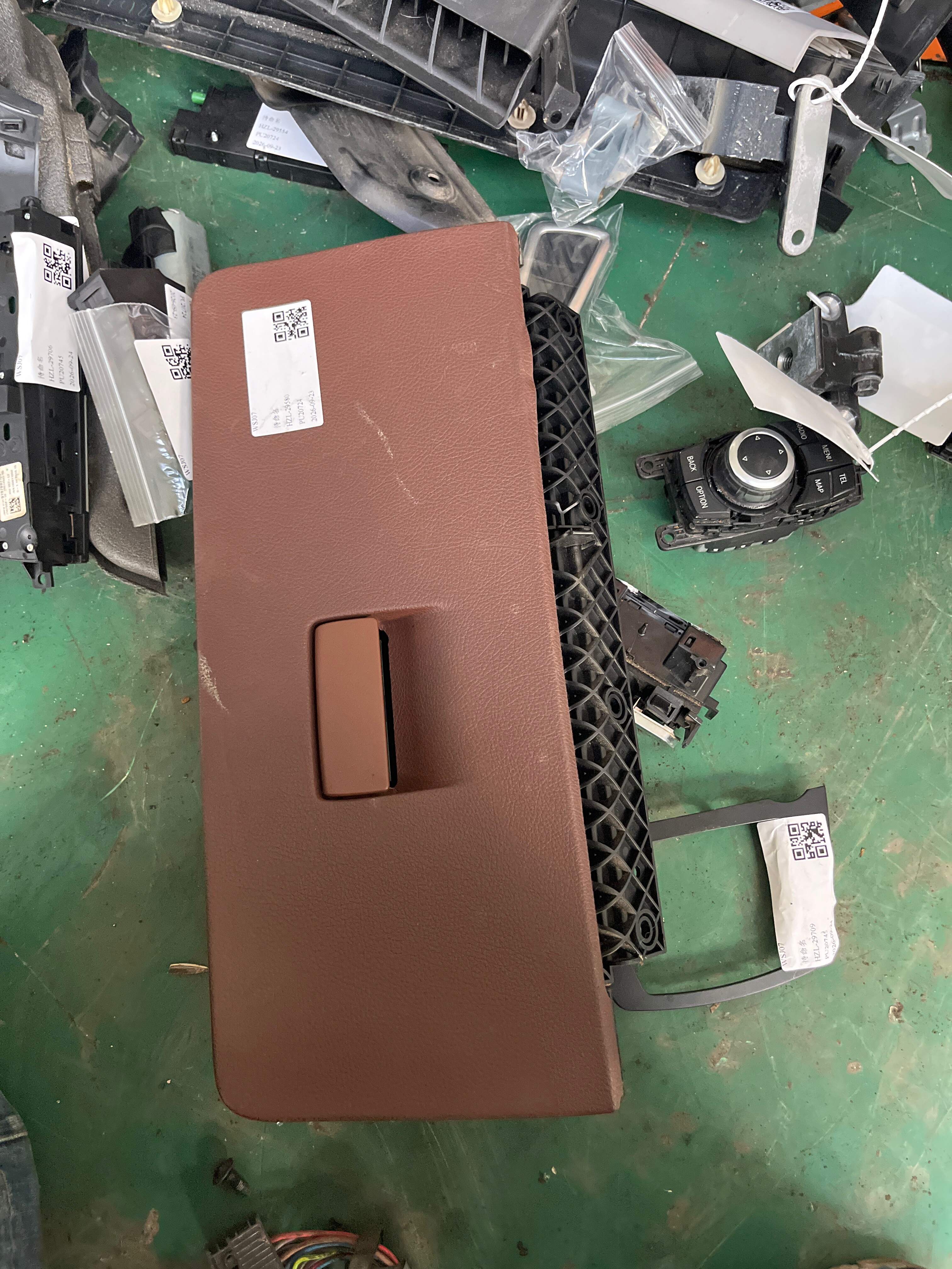 51169199172 Dashboard Glove Box Lid