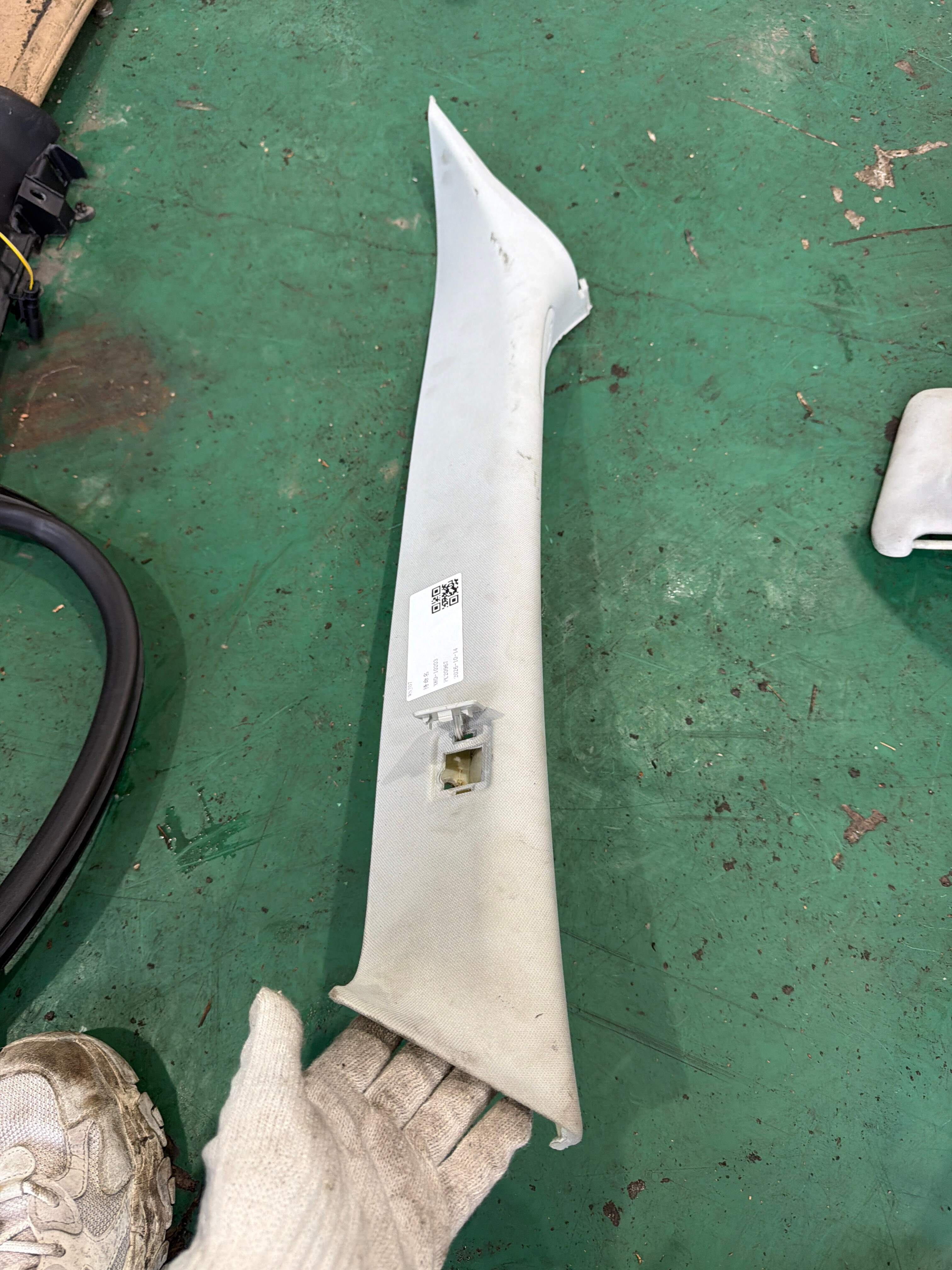 LR046976 A-Pillar Inner Trim (Upper Left)