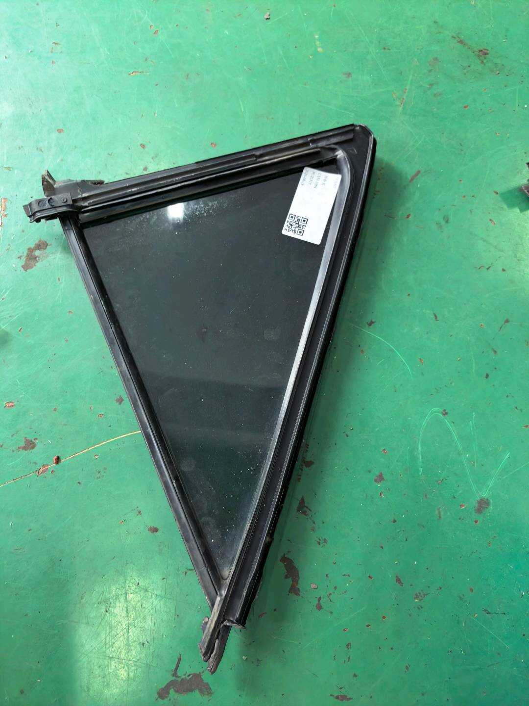 A1647302755 后门三角窗玻璃(左)